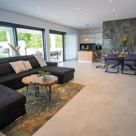 Villa 7 *