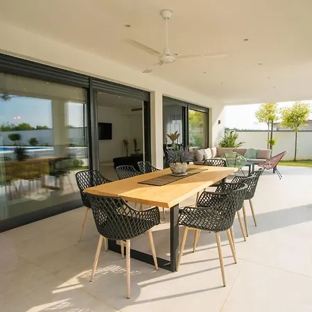 7 Villa *